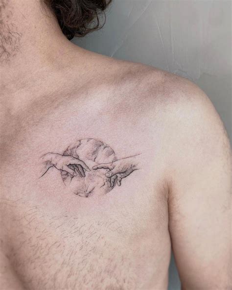 tatuaje minimalista pecho hombre|Mejores tatuajes para pecho de hombre